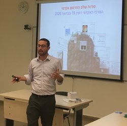 Academic delivers an instructional presentation in Hebrew